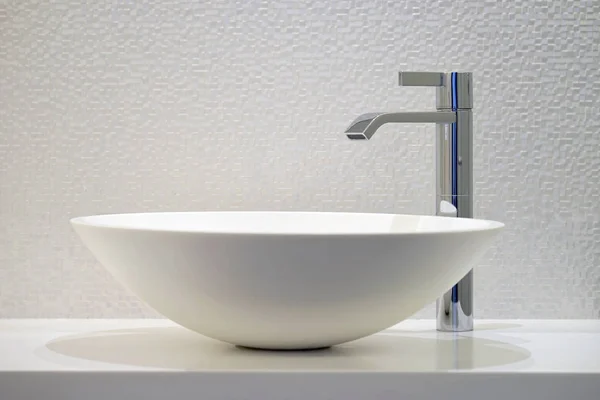 Évier de salle de bain moderne blanc avec robinet — Photo