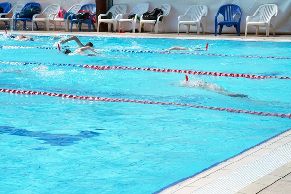 Группа пловцов в бассейне — стоковое фото