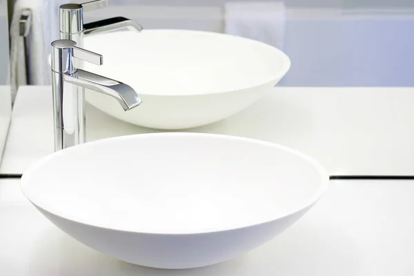 Moderno lavabo de baño blanco con grifo — Foto de Stock