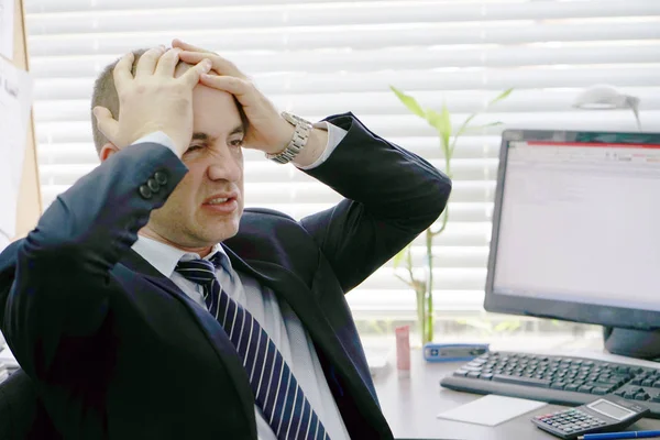 Composietbeeld van zakenman gestrest op het werk — Stockfoto