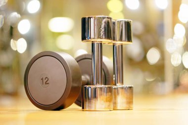 yakın çekim halter salonunda