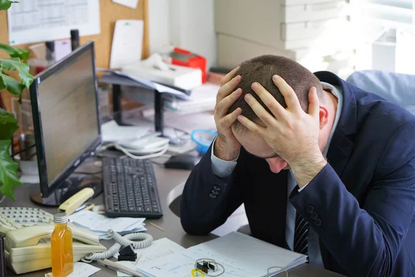 Homens estressados no trabalho — Fotografia de Stock