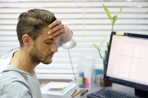 컴퓨터 앞에서 두통을 가진 남자 — 스톡 사진