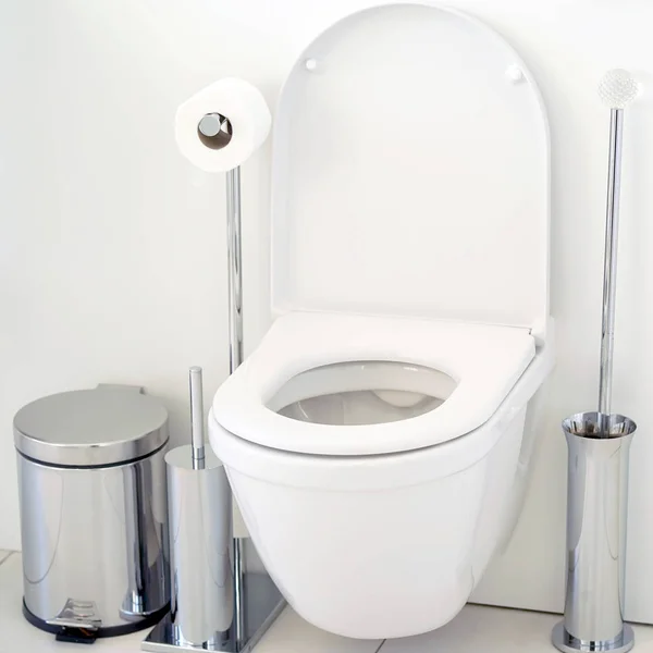 Белый туалет в ванной комнате — стоковое фото