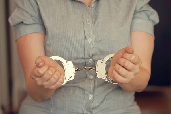 Criminal hands locked in handcuffs. Close-up view — Stock Photo, Image