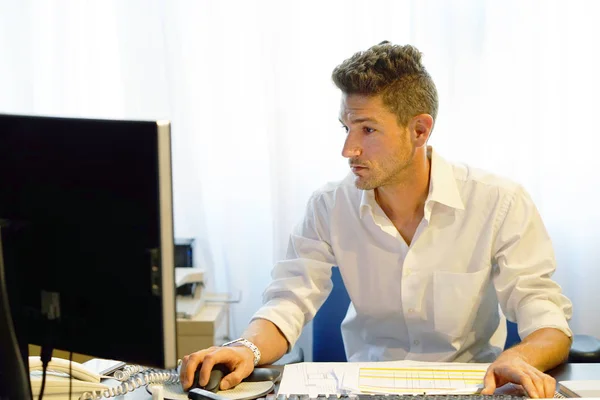 Geschäftsmann arbeitet im Büro — Stockfoto