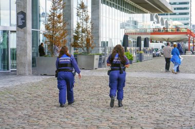 Hollanda 'da sokaklarda kadın polisler