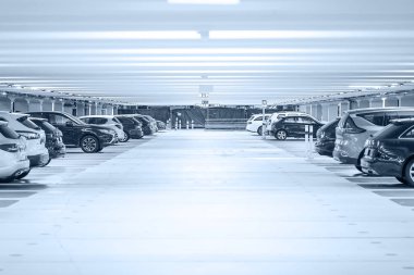 Arabalarla yeraltı otoparkı.