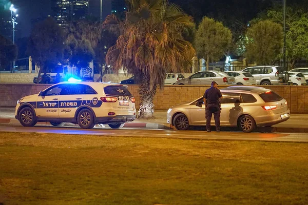 Ein Polizist stoppte in der Nacht ein verdächtiges Auto, um Dokumente zu überprüfen — Stockfoto