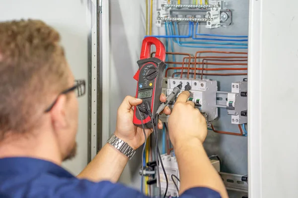 Multimetre elektrikçinin ellerindedir.