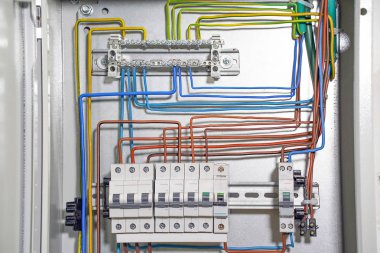 Elektrik paneli, ontroller ve anahtarlar..