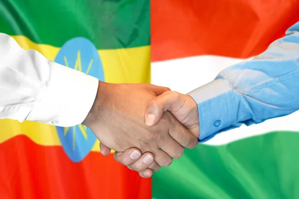 Apretón de manos sobre Etiopía y Hungría . — Foto de Stock