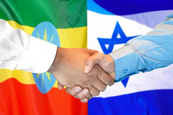 Mano apretada sobre Etiopía e Israel Bandera de fondo . — Foto de Stock