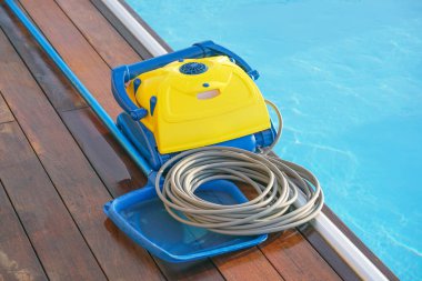 Otel personel işçi havuz Temizleme. Otomatik havuzu temizleyicileri.