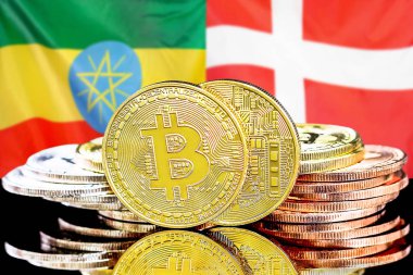 Etiyopya ve Danimarka bayrak arkaplanındaki bitcoinler