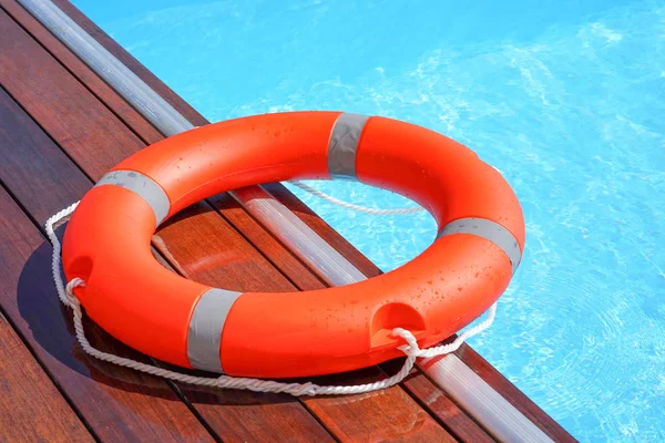 Flutuador vermelho do anel da piscina da bóia de salvação — Fotografia de Stock