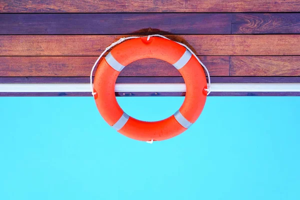 Flotteur anneau de piscine bouée de sauvetage rouge — Photo