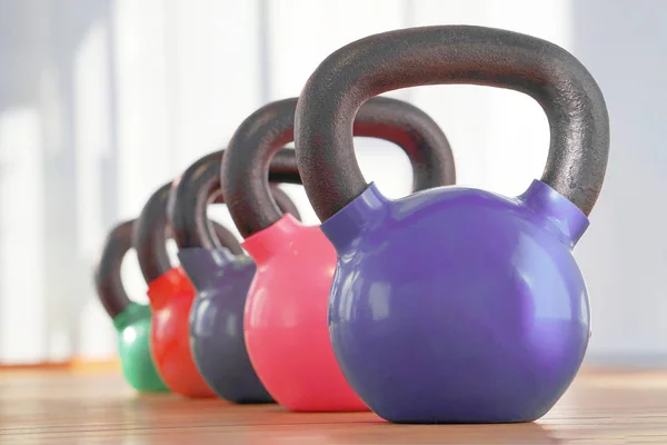 Kleurrijke kettlebells in sportschool — Stockfoto