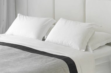 Bir otel odasının içinde.
