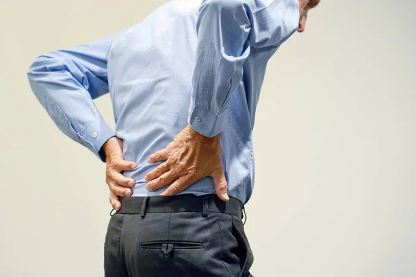 Hombre mayor, dolor en la parte baja de la espalda . — Foto de Stock