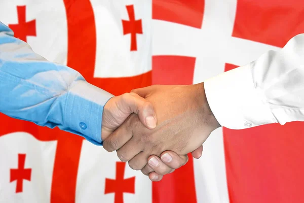 Apretón de manos sobre el fondo de la bandera de Georgia y Dinamarca . —  Fotos de Stock