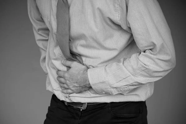 Hombre de negocios que sufre de dolor abdominal — Foto de Stock