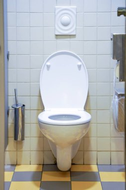 Banyoda beyaz tuvalet var.