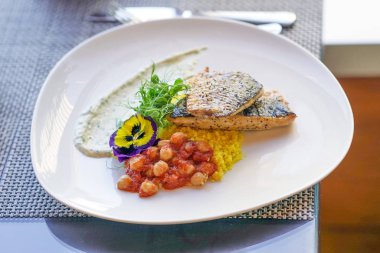 Kefal balığı, kuskus ve nohut tabağı. Lezzetli sağlıklı balık filetosu.