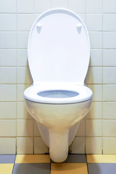 Wit toilet in de badkamer — Stockfoto