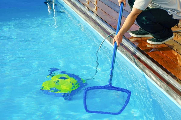 Trabajador limpiando la piscina. Limpiadores automáticos de piscinas . —  Fotos de Stock