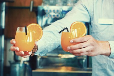 Garson iki bardak portakal suyu.