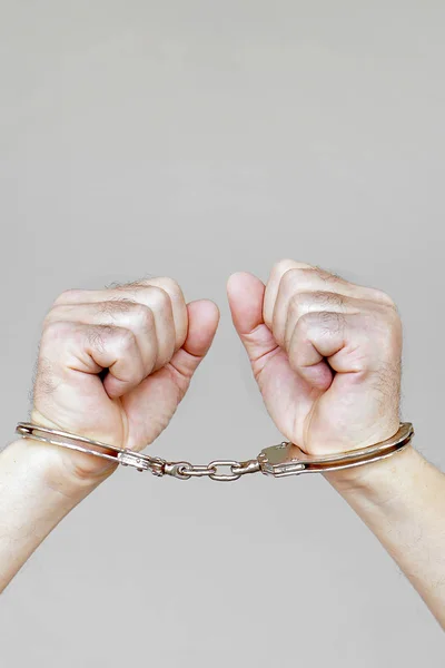 Злочинні руки замкнені в наручниках. Крупним планом перегляд — стокове фото