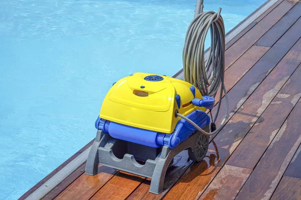 Trabajador del hotel limpiando la piscina. Limpiadores automáticos de piscinas . —  Fotos de Stock