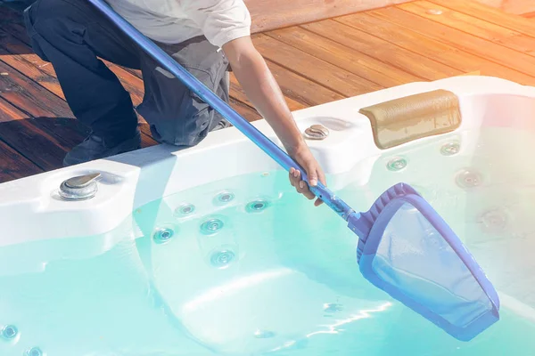 Trabajador del hotel africano limpiando el jacuzzi. Mantenimiento . — Foto de Stock