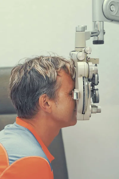 Optometrist que faz o teste da vista para o paciente masculino na clínica — Fotografia de Stock