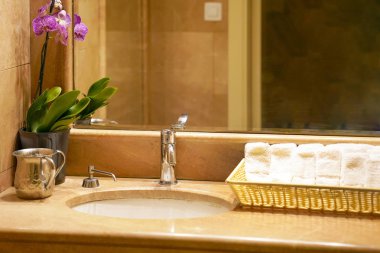 Modern beyaz banyo lavabo musluk ile