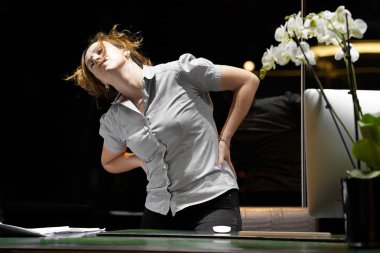 Kadın, alt sırt ağrı.