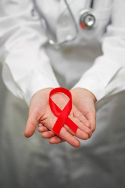 Doktor kırmızı kurdele tutuyor. AIDS, Hiv