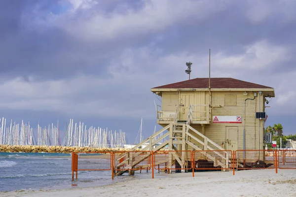 Torres salva-vidas no mar — Fotografia de Stock