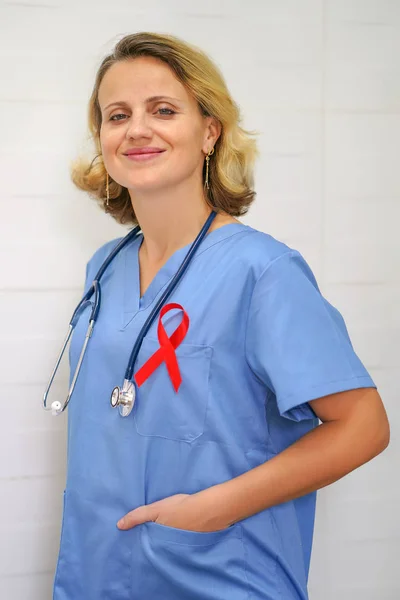 Doktor drží červenou stuhu. Aids, Hiv — Stock fotografie