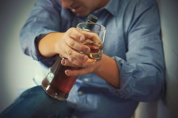 Проблема семейного пьянства — стоковое фото