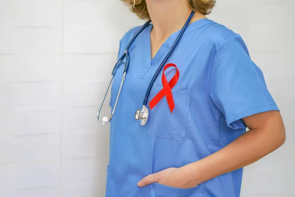 Wonan Doktor Stetoskopem Ramieniu Trzymający Czerwoną Wstążkę Hiv Światowa Wstążka — Zdjęcie stockowe