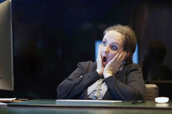 Frau im Stress vor dem Computer — Stockfoto