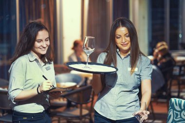 İki garson kızlar bir müşterinin sipariş edin