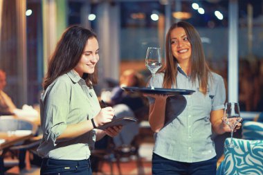 İki garson kızlar bir müşterinin sipariş edin