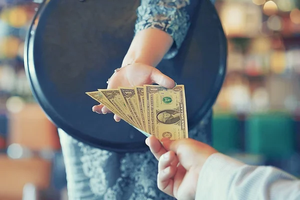 Girl of the waitress gets a tip — Stock Photo, Image