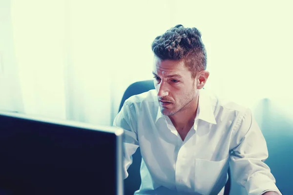 Geschäftsmann arbeitet im Büro — Stockfoto