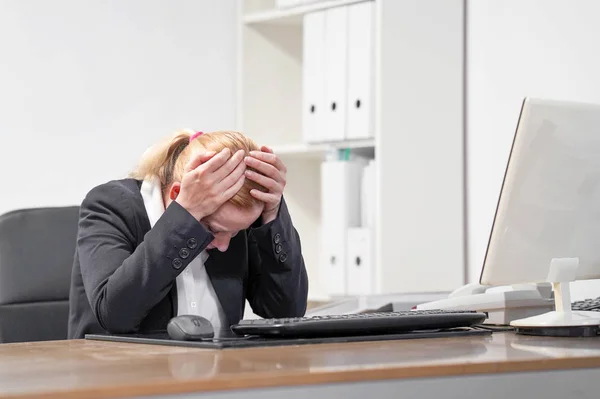 Het meisje hoofdpijn. Meisje knijpt haar hoofd — Stockfoto