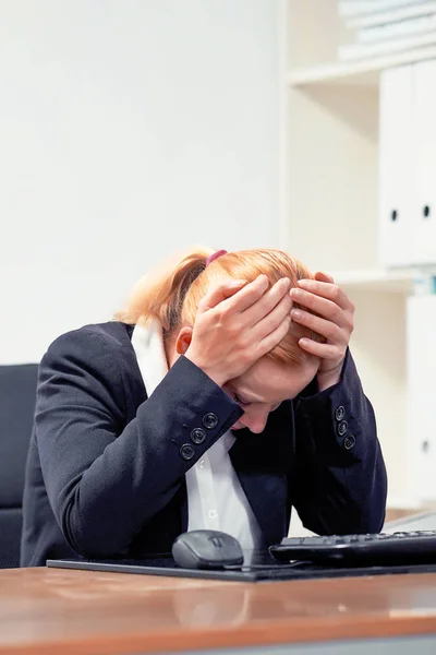 Vrouw in stress achter computer — Stockfoto