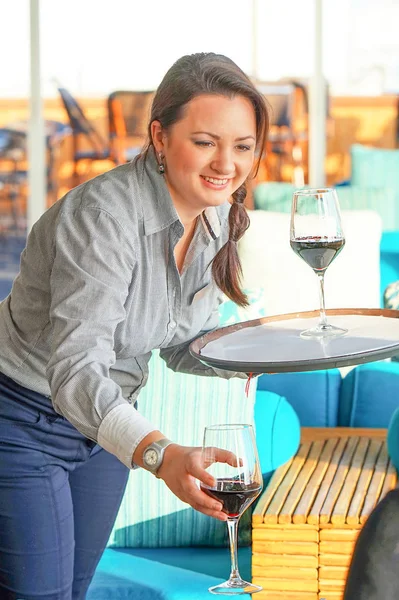 Camarera con copas de vino tinto —  Fotos de Stock